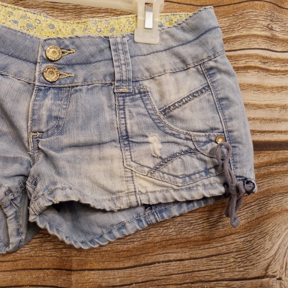 Short Shorts Almost Famous Light Blue Jeans - Picture 11 of 12